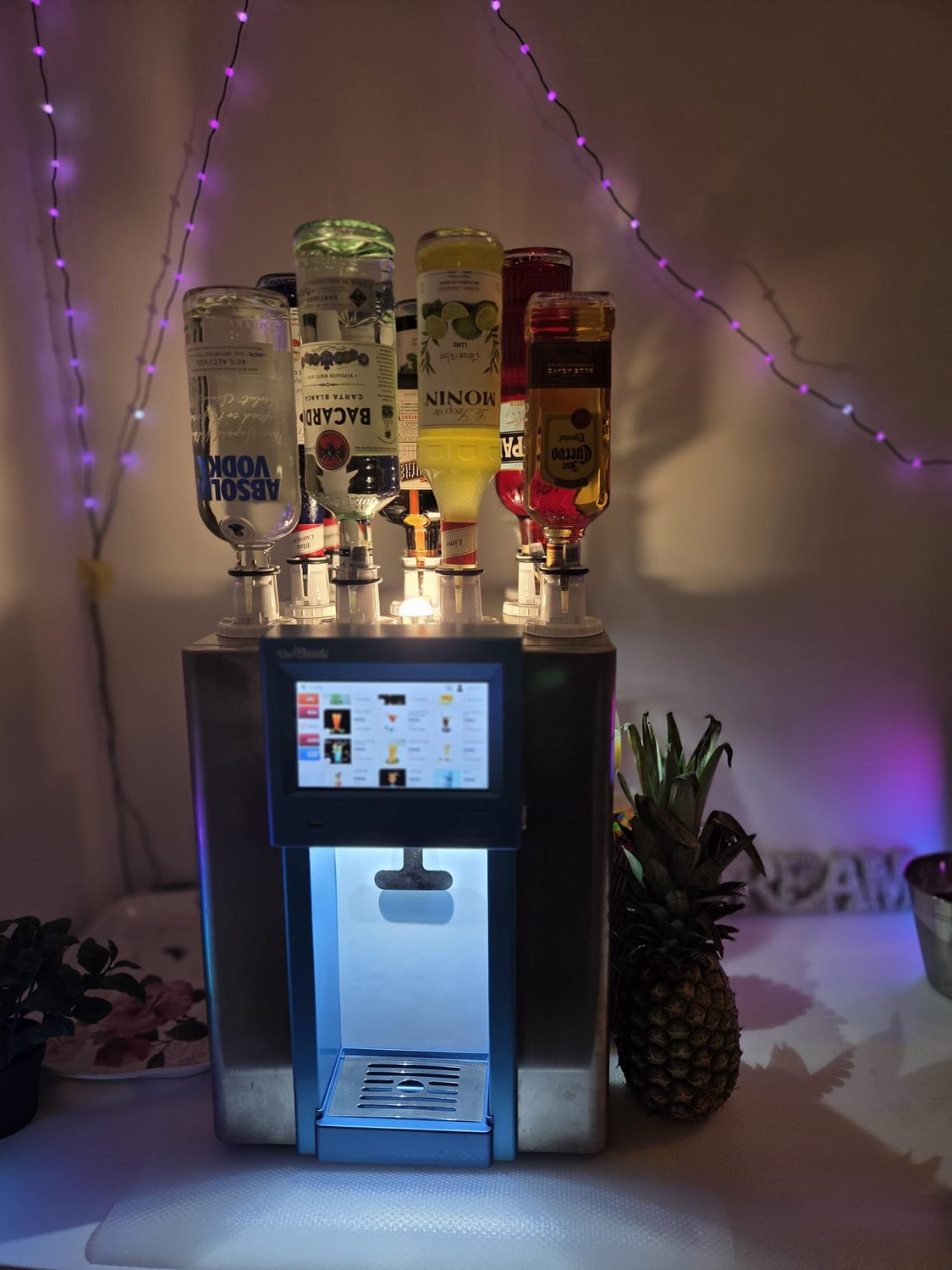 Aparat automat de cocktailuri cu sticle montate deasupra si ecran tactil